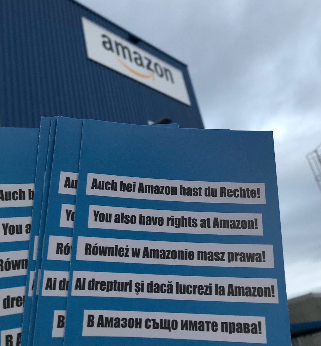 Seit im Herbst 2019 der Versandriese Amazon ein Verteilzentrum in Erfurt Stotternheim eröffnete, steigt die Zahl der Kurierfahrer, die sich an uns wenden, erheblich und zeigt ein bisher ungeahntes Maß an Ausbeutung mehrheitliche ausländischer Arbeitskräfte.